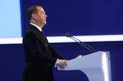 Медведев: «Единая Россия» не сдает позиции даже в условиях кризиса