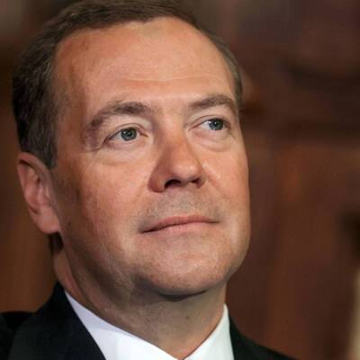 Медведев: единороссы не сдают позиций даже в условиях кризиса