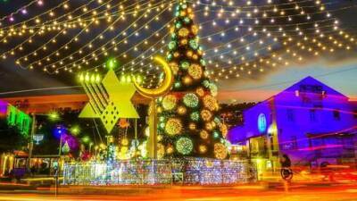 Израиль готовится к Рождеству: где увидеть украшенные елки и Санта-Клауса