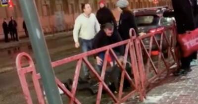 Таксист избил пассажирку в центре Ярославля