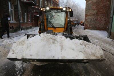 Припаркованный в Пушкине автомобиль попал под одну гребёнку со снегом во время чистки дороги