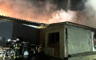 В Виннице вспыхнул масштабный пожар на складах
