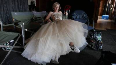 принцесса Диана - Кристен Стюарт - Эмма Стоун - 7 модных киномоментов, о которых все говорили в 2021 году - skuke.net