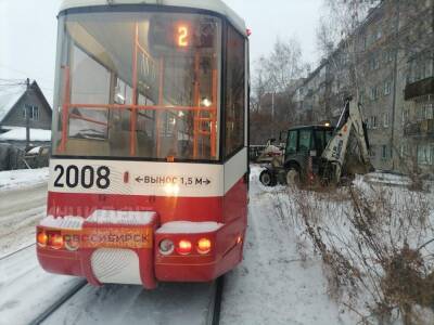В Новосибирске на Маркса трактор столкнулся с трамваем