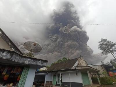 В Индонезии произошло извержение вулкана. Фото и видео