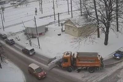 Снегоуборочная машина вместе со снегом «загребла» автомобиль в Пушкине и поехала дальше