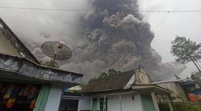 В Индонезии извергается вулкан Семеру, местные жители бегут