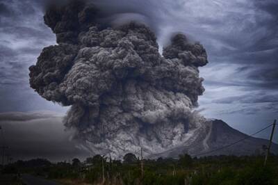 Российских туристов предупредили об активизации вулкана Семеру в Индонезии