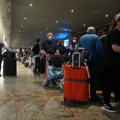 У 18 пассажиров, прибывших в Нидерланды из ЮАР, выявили омикрон-штамм коронавируса