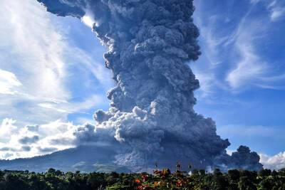 В Индонезии произошло извержение вулкана: пепел накрыл несколько районов
