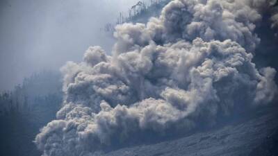 При извержении вулкана в Индонезии один человек погиб и десятки пострадали