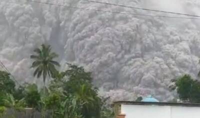 Один человек погиб и 41 пострадал при извержении вулкана в Индонезии