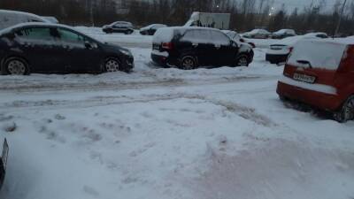Автомобилист из Петербурга: коммунальщики и водители сами создают трудности в снегопад