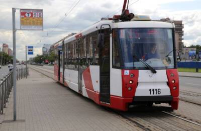 Сломанный трамвай ограничил движение транспорта на пересечении Трефолева и Стачек