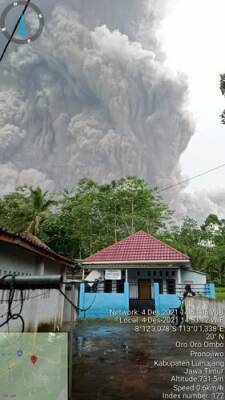 В результате извержения вулкана Семеру на острова Ява в Индонезии есть погибший и пострадавшие