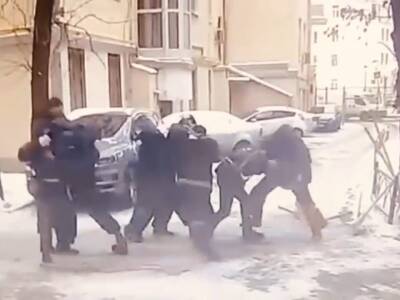 В Москве дворники устроили массовую драку из-за снега и попали на видео