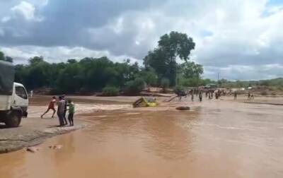 В Кении автобус с пассажирами упал в реку, много погибших