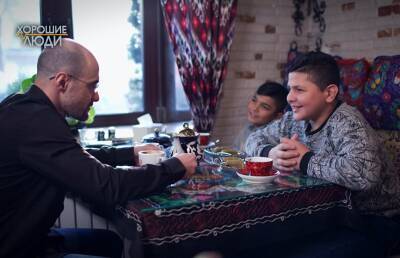 Карим из Сирии потерял маму на границе и застрял в Беларуси. Трогательная история в проекте «Хорошие люди»