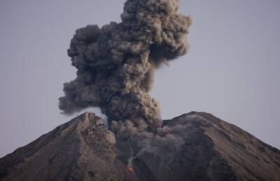 В Индонезии началось извержение вулкана Семеру. Десятки людей пострадали (ВИДЕО)