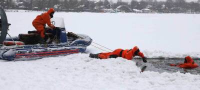 Сотрудники МЧС Карелии спасли двоих рыбаков на озере в Прионежском районе