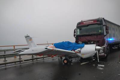 На немецком автобане грузовик столкнулся с самолетом