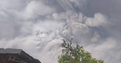 В Индонезии произошло извержение вулкана: людей эвакуируют (ВИДЕО)