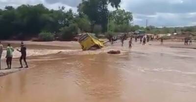 24 человека погибли при переезде автобуса через реку в Кении