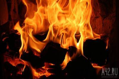 Работали 10 человек: в Кузбассе спасатели больше часа тушили пожар в частном доме
