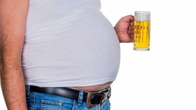 «Губит людей не пиво»: Эксперт развеял миф о причинах появления «пивного живота»