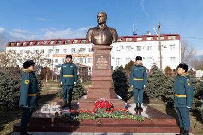 В Калмыкии установили памятник экс-главе МЧС Евгению Зиничеву