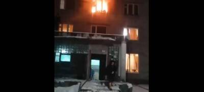 Огонь выгнал жильцов общежития в Петрозаводске на улицу в халатах и тапочках