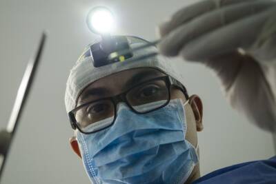 Медики успешно извлекли у мужчины зуб, который вырос в носу