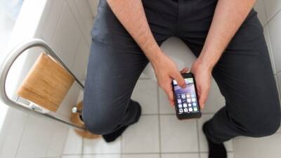 Медики предупредили о вреде использования смартфона в туалете