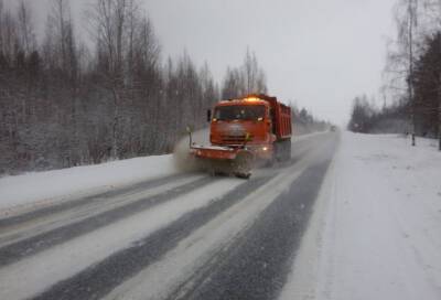 В Пушкине снегоуборочная машина протащила вдоль дороги легковой автомобиль