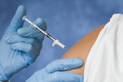 Итальянец захотел получить СOVID-сертификат без вакцинации и пришел на прививку с силиконовым протезом