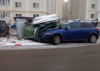 В Шлаковом автомобиль врезался в контейнерную площадку