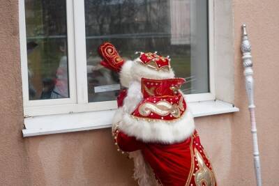В Пензе Дед Мороз заглянул в окна к пациентам детской больницы