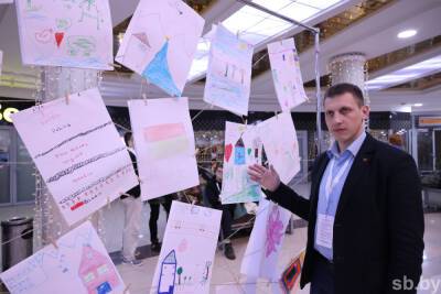 Выставку рисунков детей беженцев организовали волонтеры БРСМ