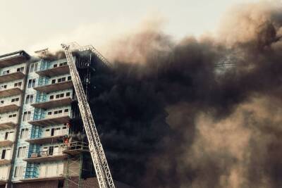 Петербуржцев эвакуировали из горящего дома в Московском районе