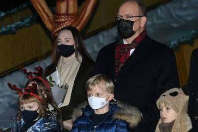 Снова без княгини Шарлен: князь Альбер II с детьми на открытии рождественской ярмарки