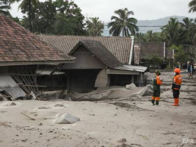 В результате извержения вулкана в Индонезии погибло минимум 13 человек