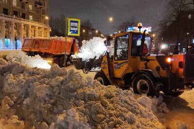 Более тысячи дворников вышли на борьбу со снегом в субботу в Петербурге