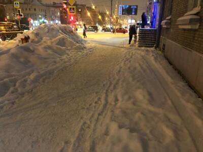 Сугробы на обочинах: петербуржцы недовольны отчетами Смольного об уборке снега
