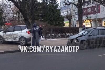 Рядом с ТЦ «Атрон» в Рязани столкнулись два Renault