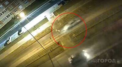 Момент аварии, где иномарка сбила девушку на зебре в Чебоксарах, попал на видео