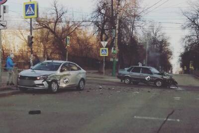 В Пензе жестко столкнулись две легковушки в Первомайском районе