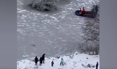 Видео дня: спасатели вытаскивают человека, провалившегося под лед в Балашихе