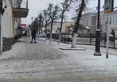 В центре Касимова засняли молодого человека, ехавшего на гироскутере по снегу