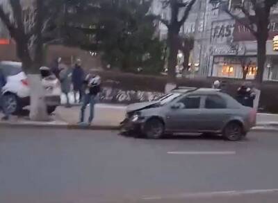В ДТП с вылетевшей на тротуар иномаркой в центре Рязани никто не пострадал