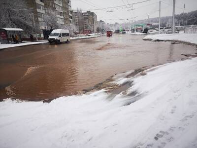 В Уфе из-за потопа на улице Авроры ограничили движение транспорта